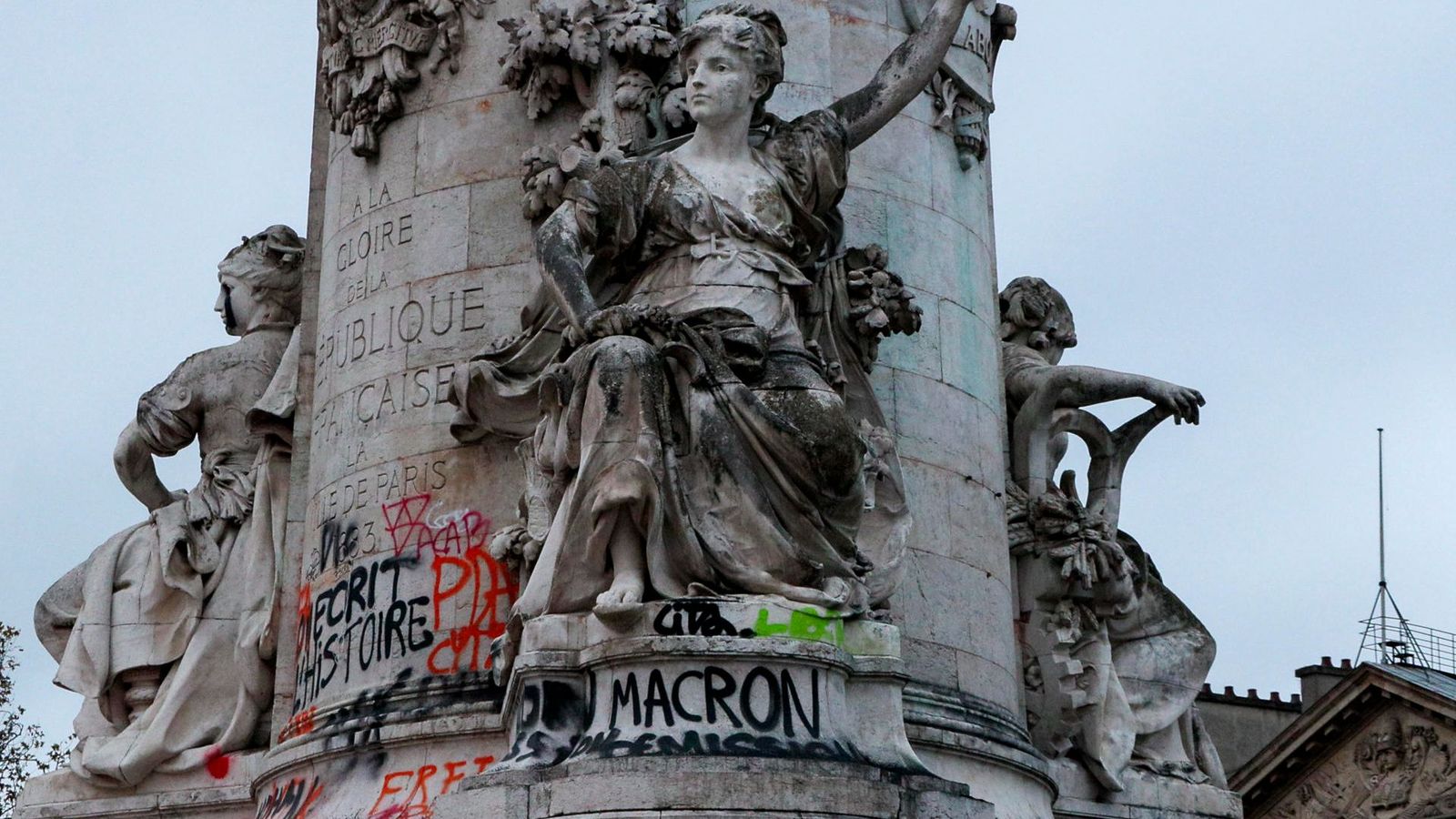 Un dels monuments de París amb pintades