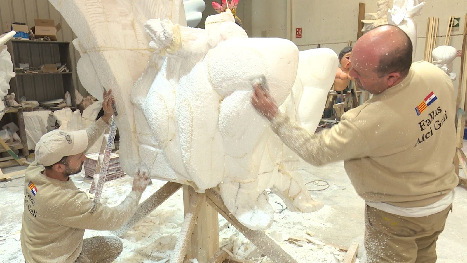 L'artista faller Alcides Galeano, treballant al seu taller d'Alzira