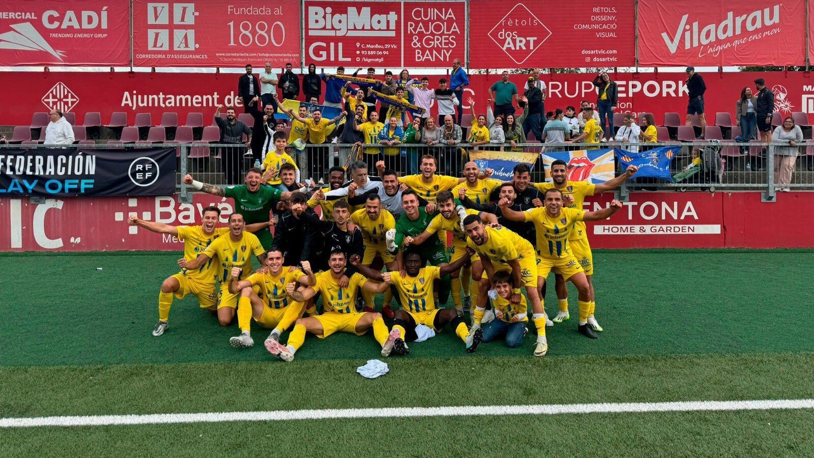 Els jugadors de l'Oriola celebren el pas a la final