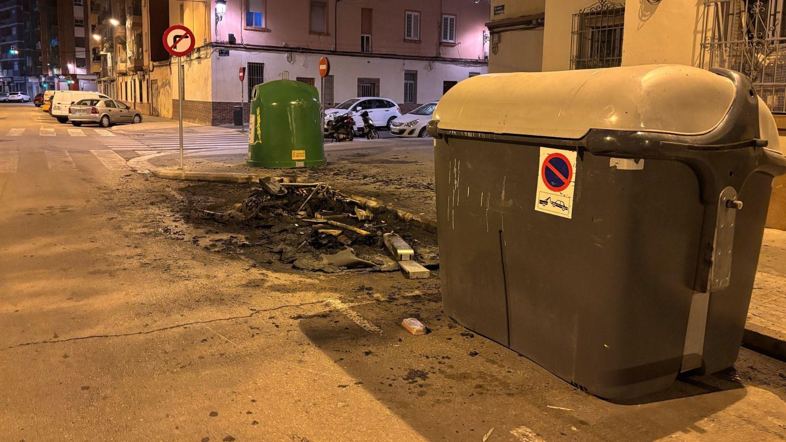 Un dels contenidors afectats, reduïts a cendres