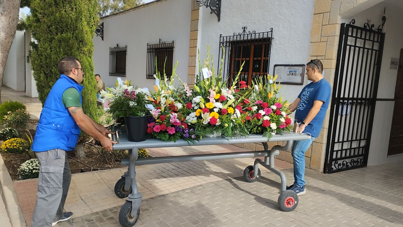 Dos operaris del entren al cementeri del Campello nombrosos ramells de flors