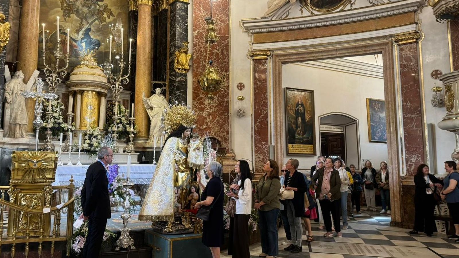La imatge de la Mare de Déu està este dimecres als peus de l'altar, a peu de terra, perquè la puguen tocar els fidels
