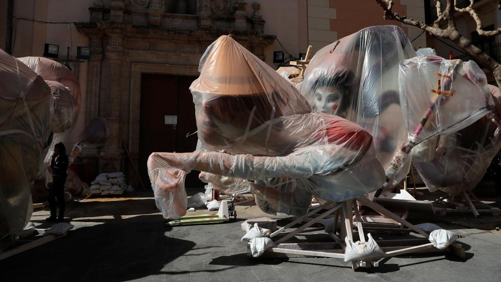 Figures d’una falla cobertes per plàstic