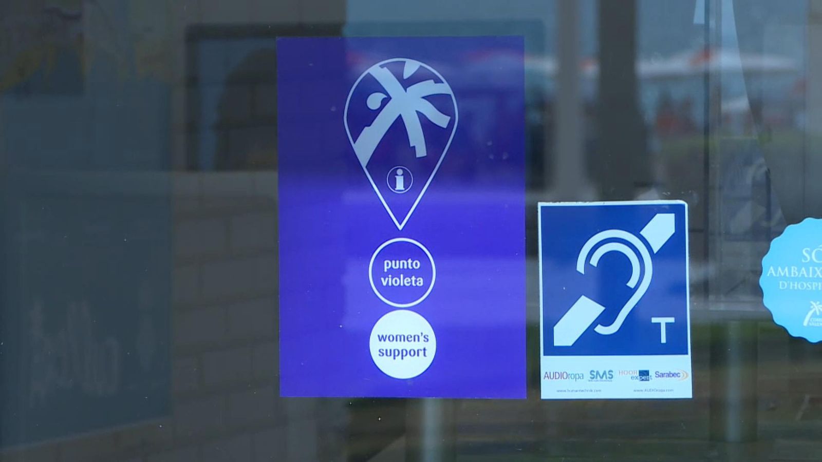 Distintiu que identificarà els punts violeta habilitats en les oficines de turisme de la Comunitat Valenciana