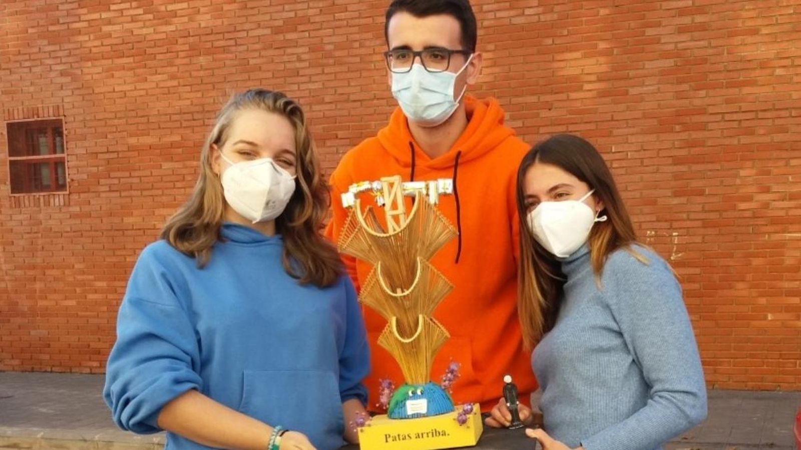 Dani, Nerea G. i Claudia són els autors del projecte 'Patas arriba', que serà el pi de Nadal 2020