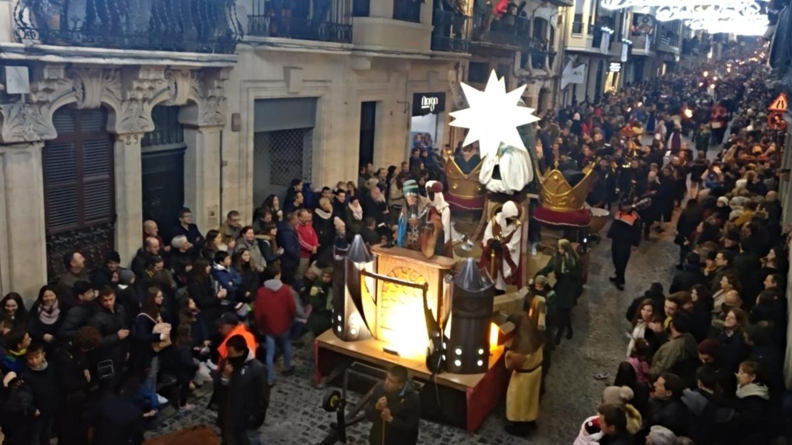 Imatge d'arxiu de l'ambaixador dels Reis d'Orient desfilant pels carrers d'Alcoi
