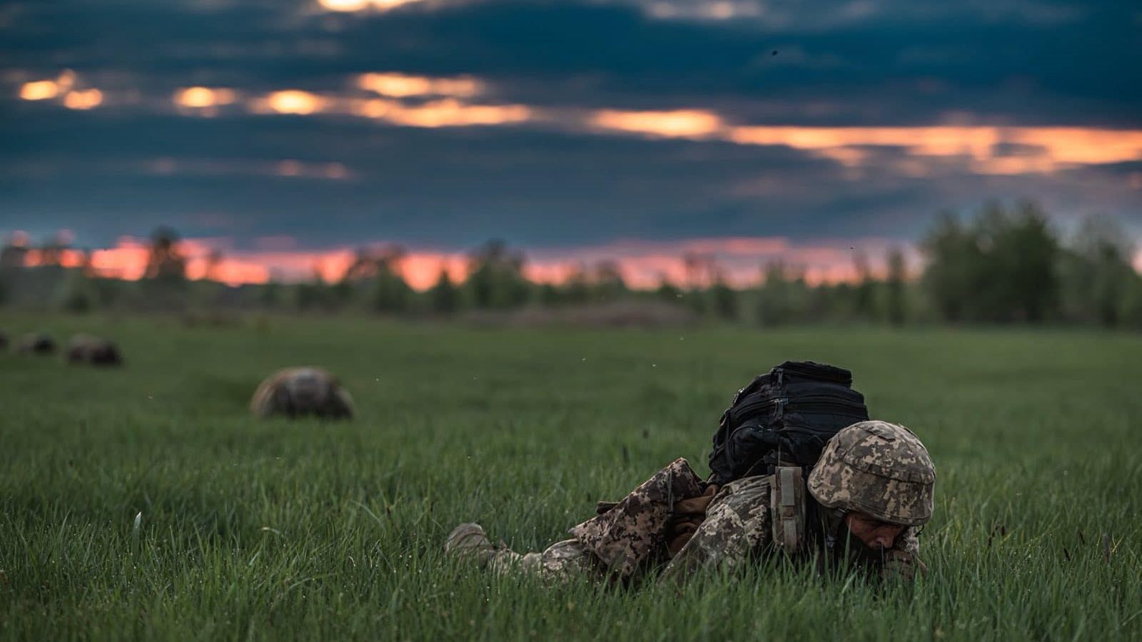 Soldats ucraïnesos desplaçant-se pel camp