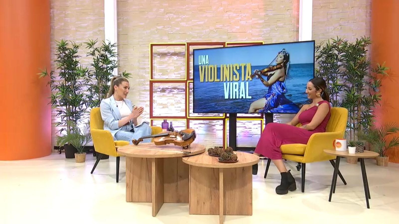 Renata, la violinista viral que fascina els vianants de València amb la seua música