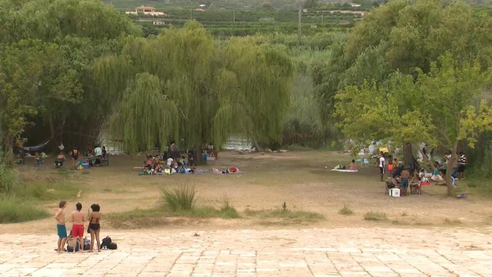 La massificació estival a l'assut d'Antella obliga l'Ajuntament a prendre mesures dràstiques