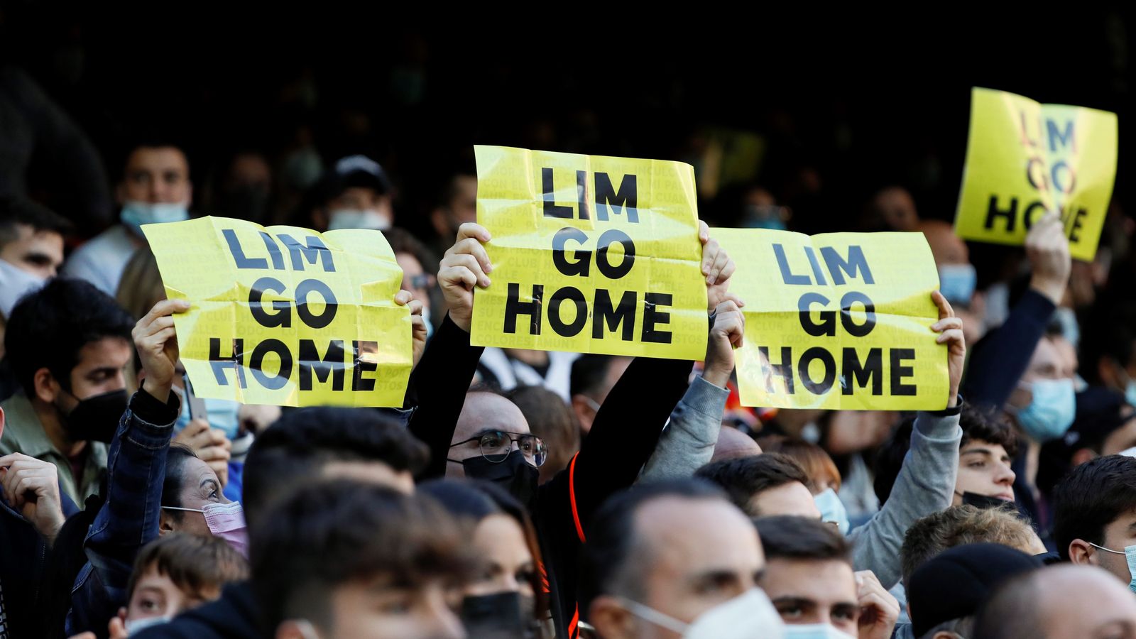 Protestes contra Peter Lim al camp de Mestalla