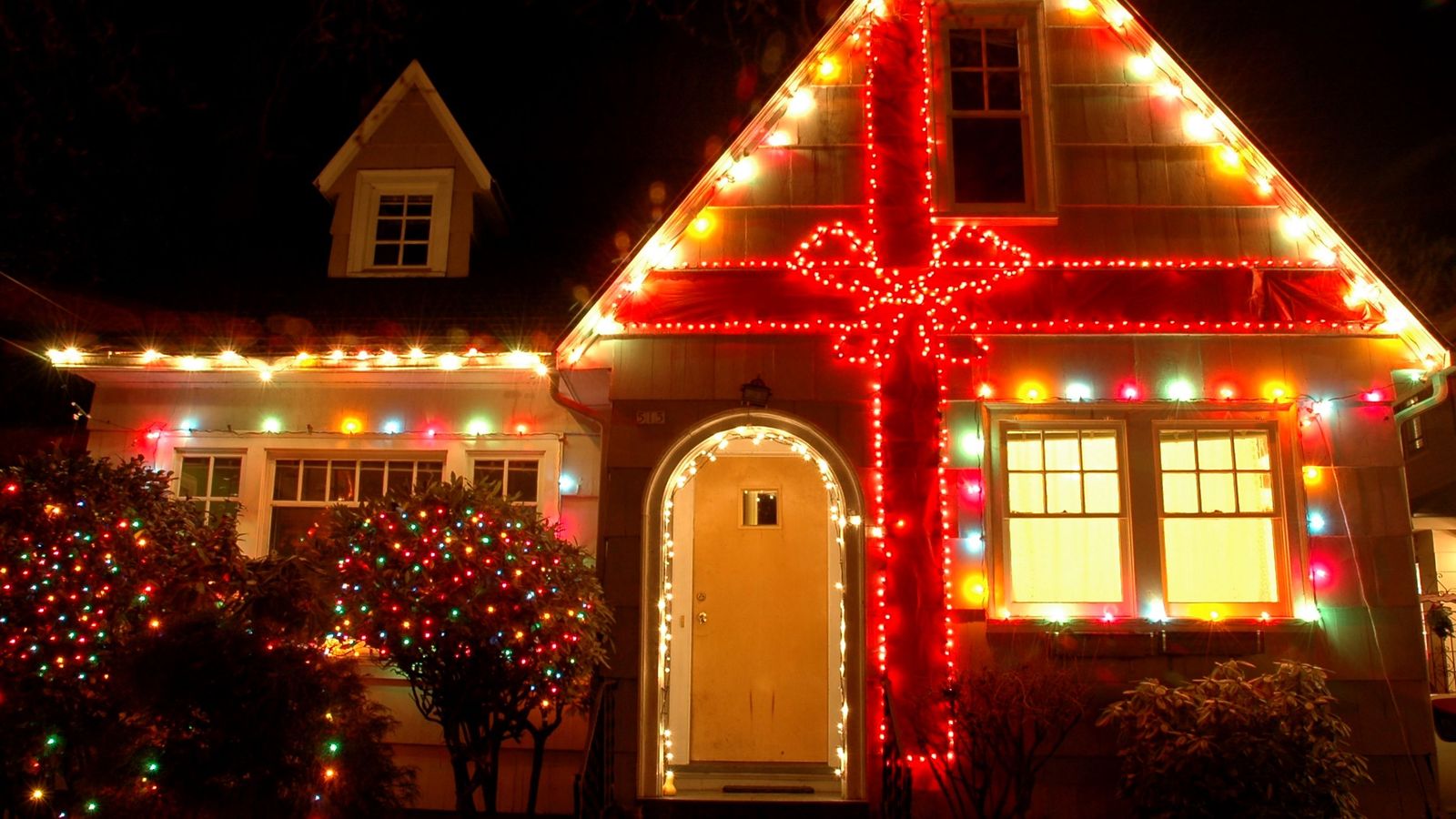 Il·luminació nadalenca en una casa en una imatge d'arxiu