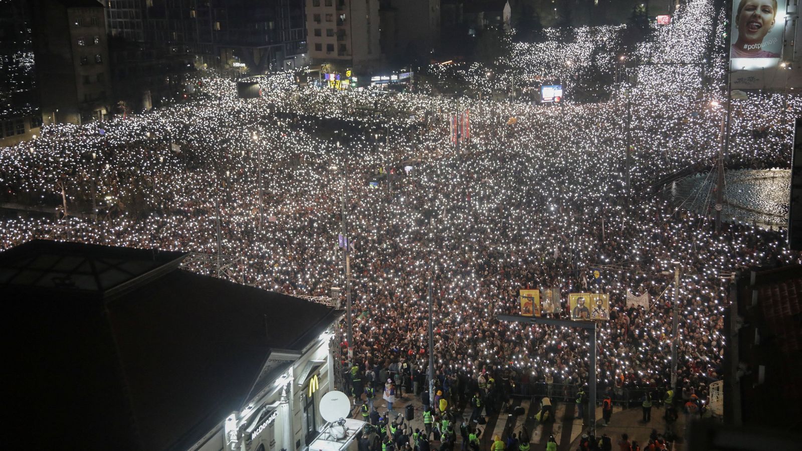 Centenars de milers de persones es manifesten a Belgrad contra el govern serbi