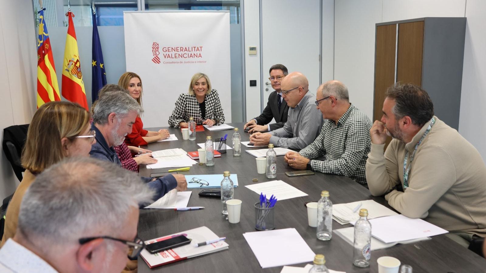 Signatura del pacte amb els representants sindicals i la consellera de Justícia, Elisa Núñez