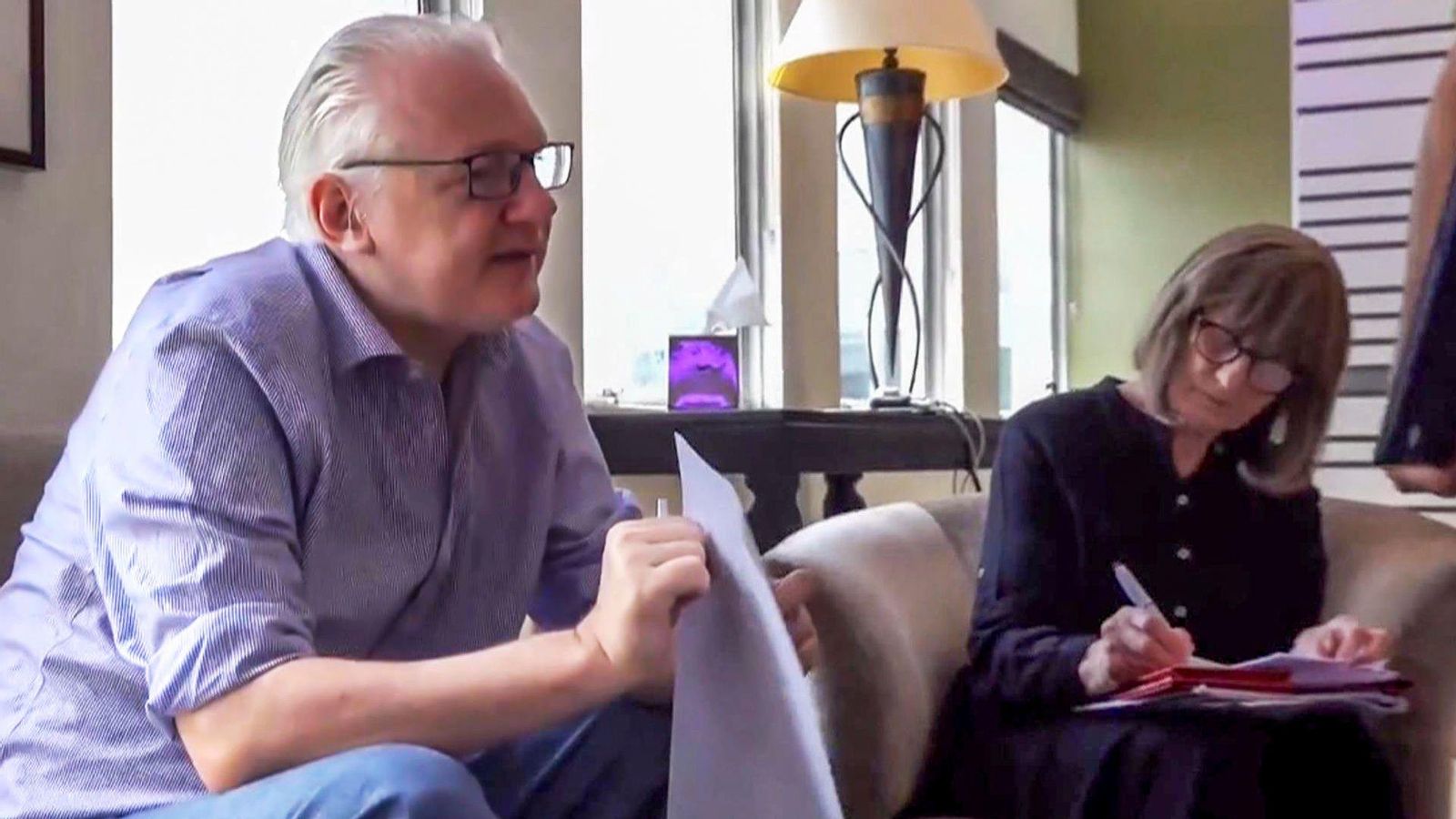 Assange abans de pujar a l’avió per a abandonar el Regne Unit