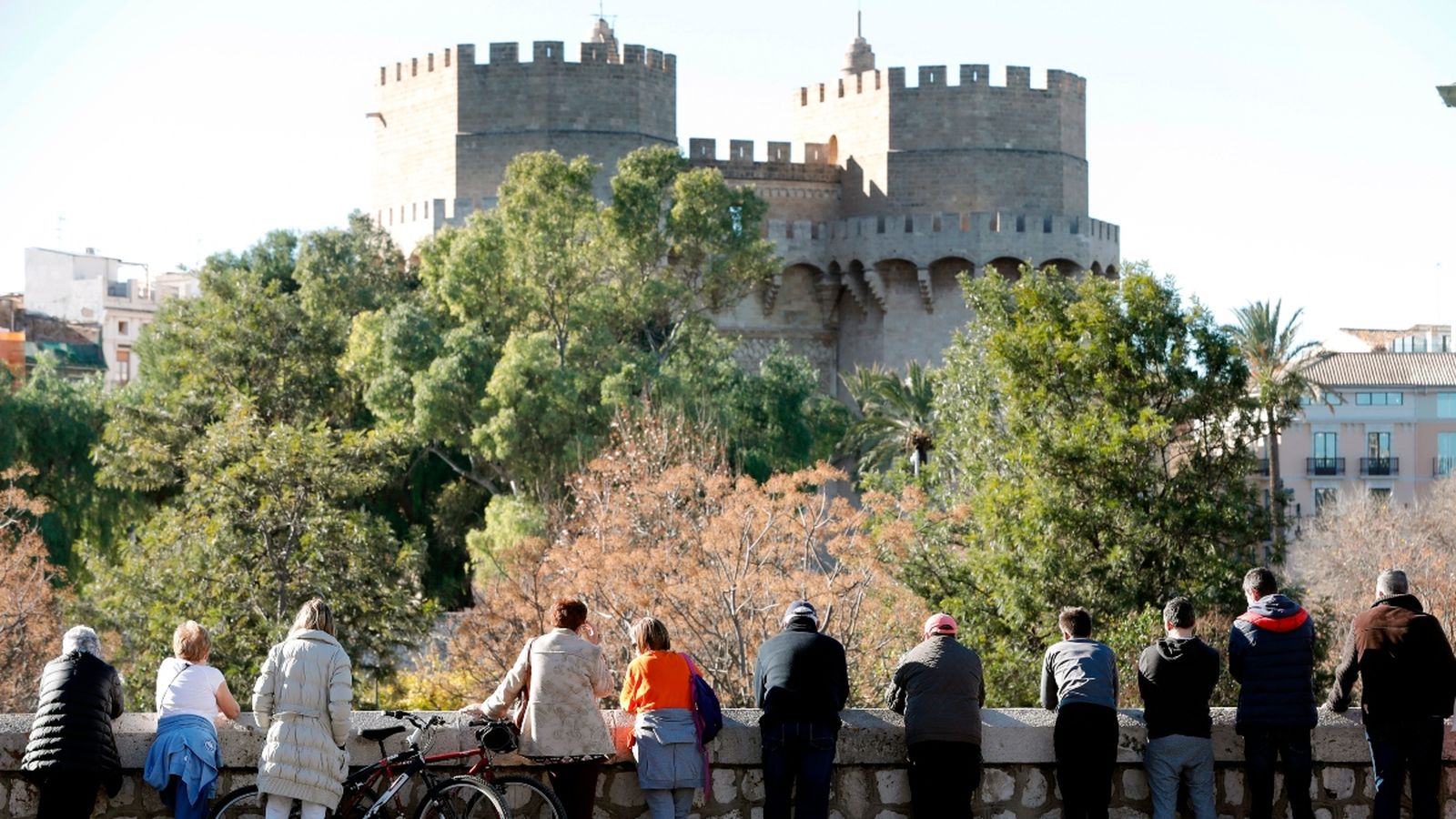 Familiars dels jugadors observen els partits de futbol de categories inferiors des del llit del Túria, a València, en una imatge del passat cap de setmana