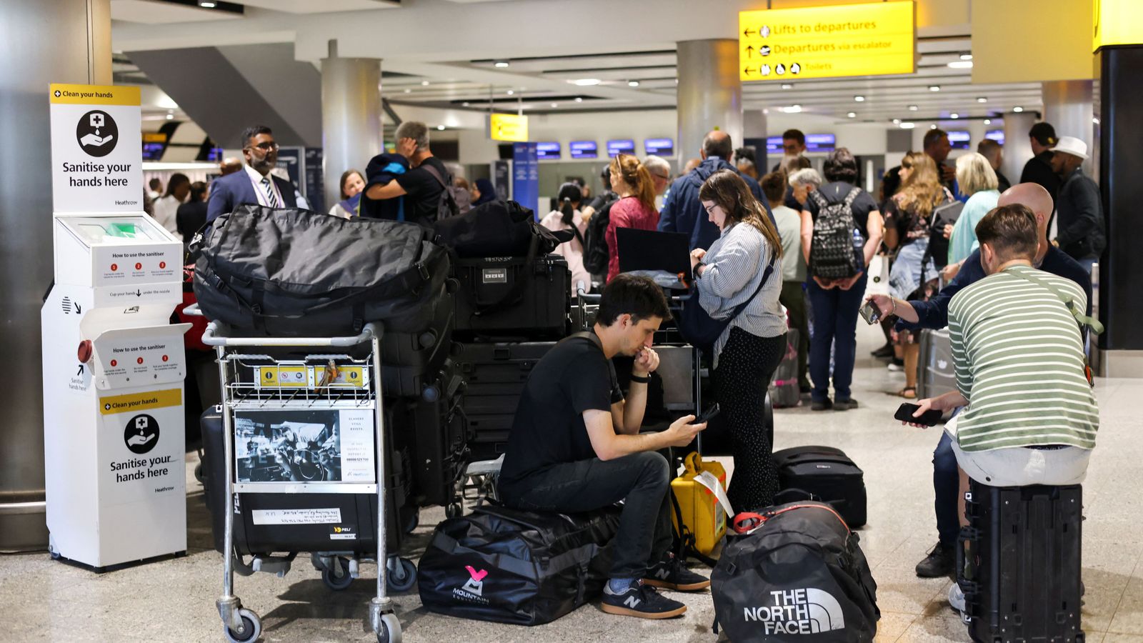 Passatgers esperant a l'aeroport de Heathrow, a Londres