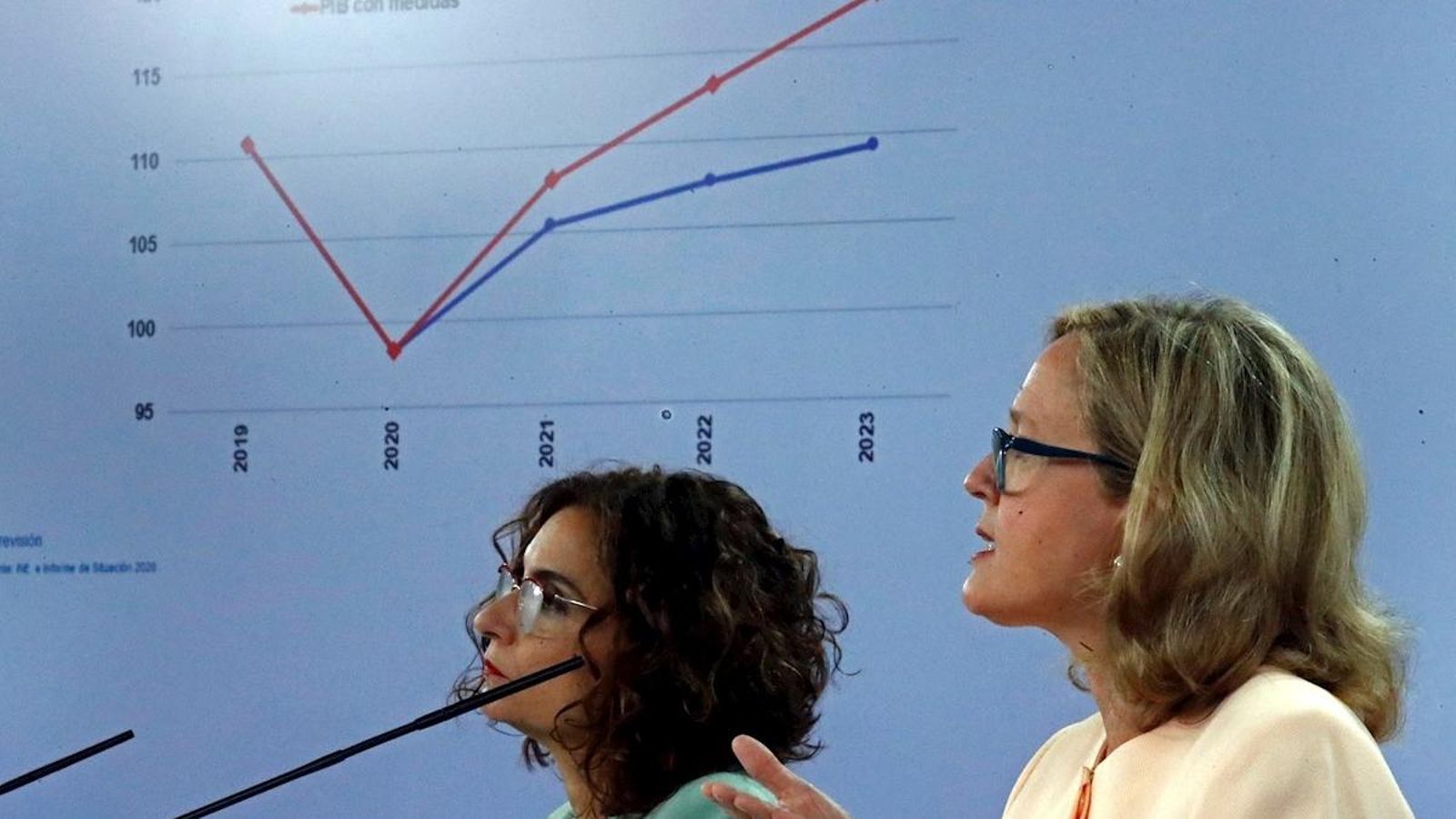 La ministra portaveu, María Jesús Montero, i la vicepresidenta tercera i ministra d'Assumptes Econòmics i Transformació Digital, Nadia Calviño, en la roda de premsa posterior al Consell de Ministres en una imatge d'arxiu