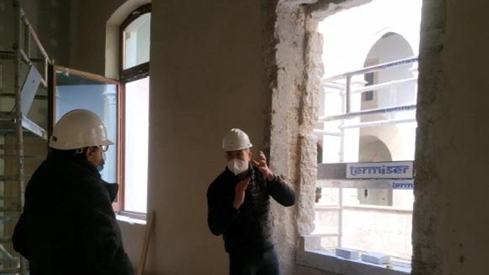 Foto d'arxiu de les obres que van descobrir dos finestres gòtiques en el Palau del Almirall de València