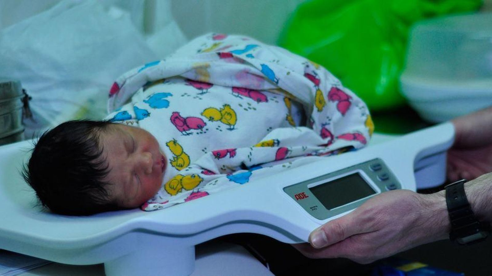 Un nadó en una bàscula a un hospital d'Ucraïna