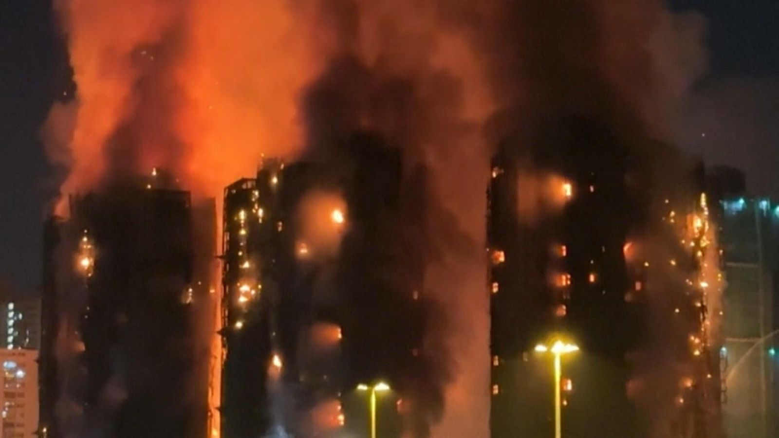 Monumental incendi declarat a un bloc d'edificis a Hong Kong