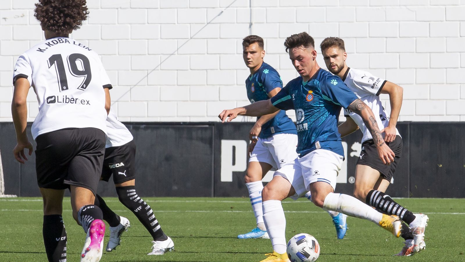 Un jugador de l'Espanyol B fa una passada
