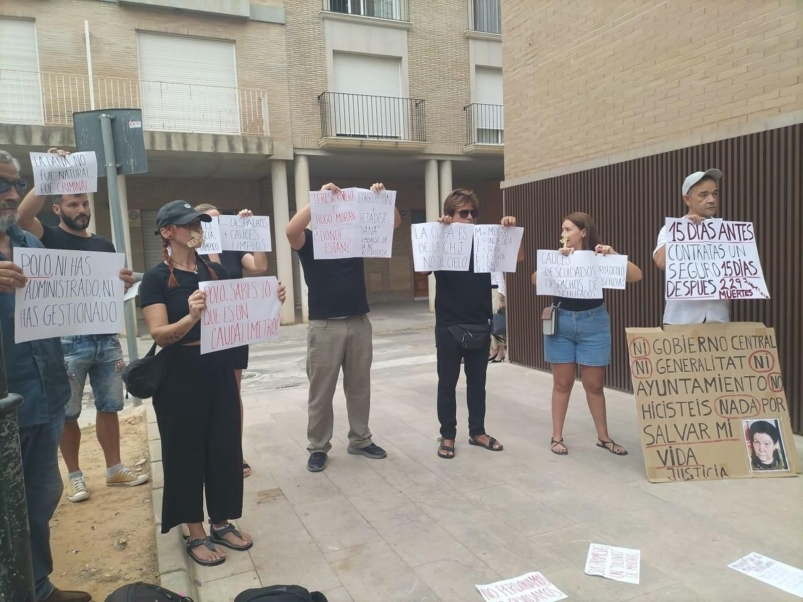 El grup de persones que protestava a l'entrada del jutjat, este divendres