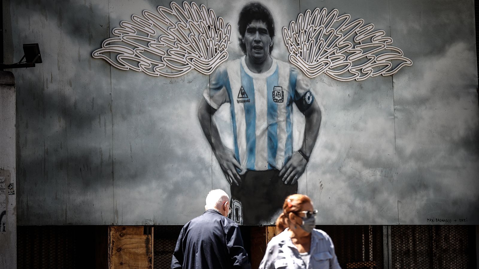 Mural de Maradona amb ales de sant
