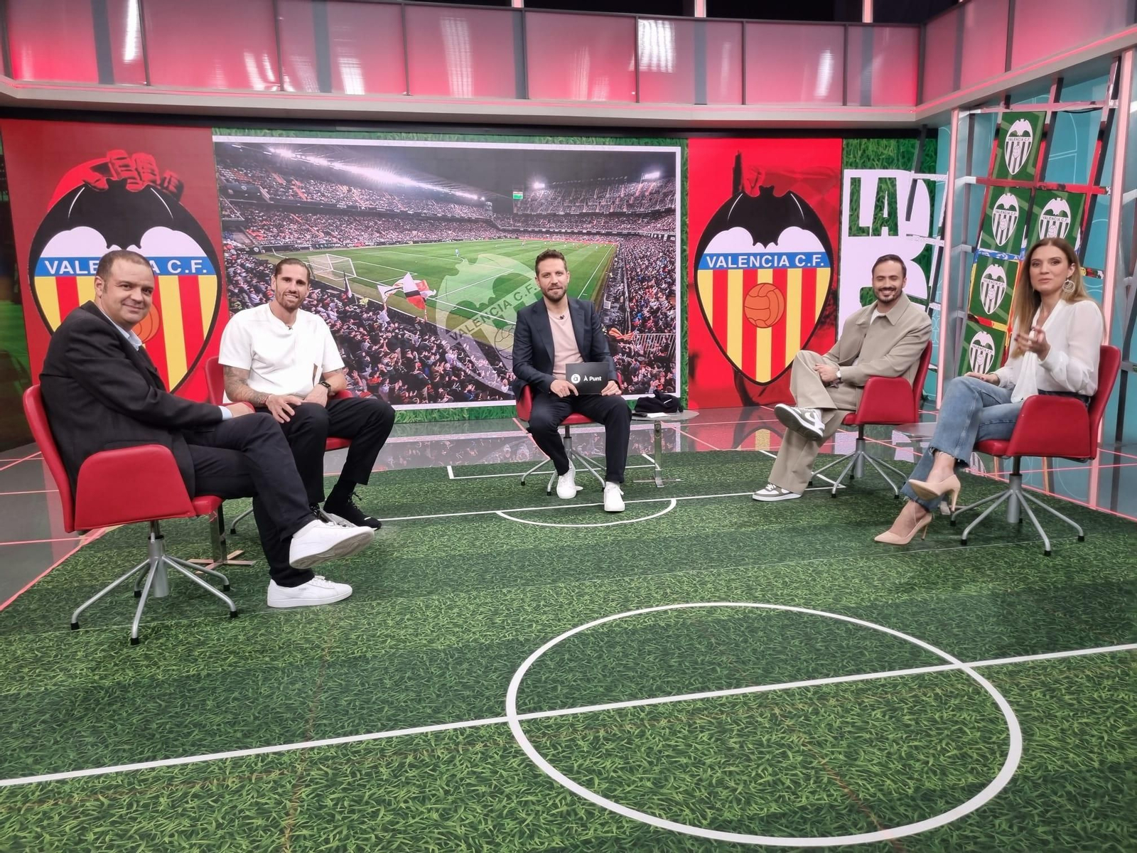 El plató del programa amb els convidats per a l'analisi i la tertúlia