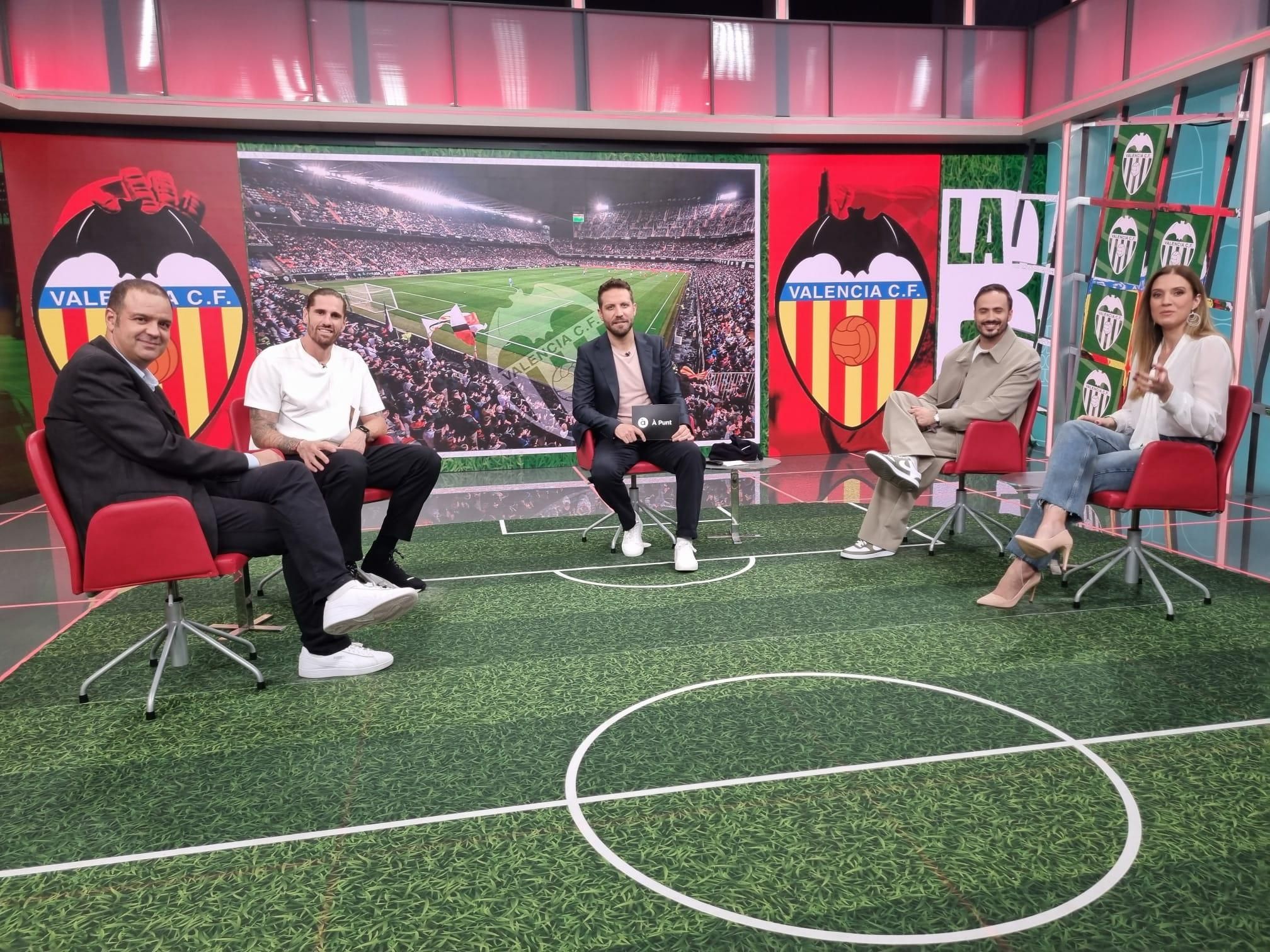 El plató del programa amb els convidats per a l'analisi i la tertúlia El plató del programa amb els convidats per a l'analisi i la tertúlia