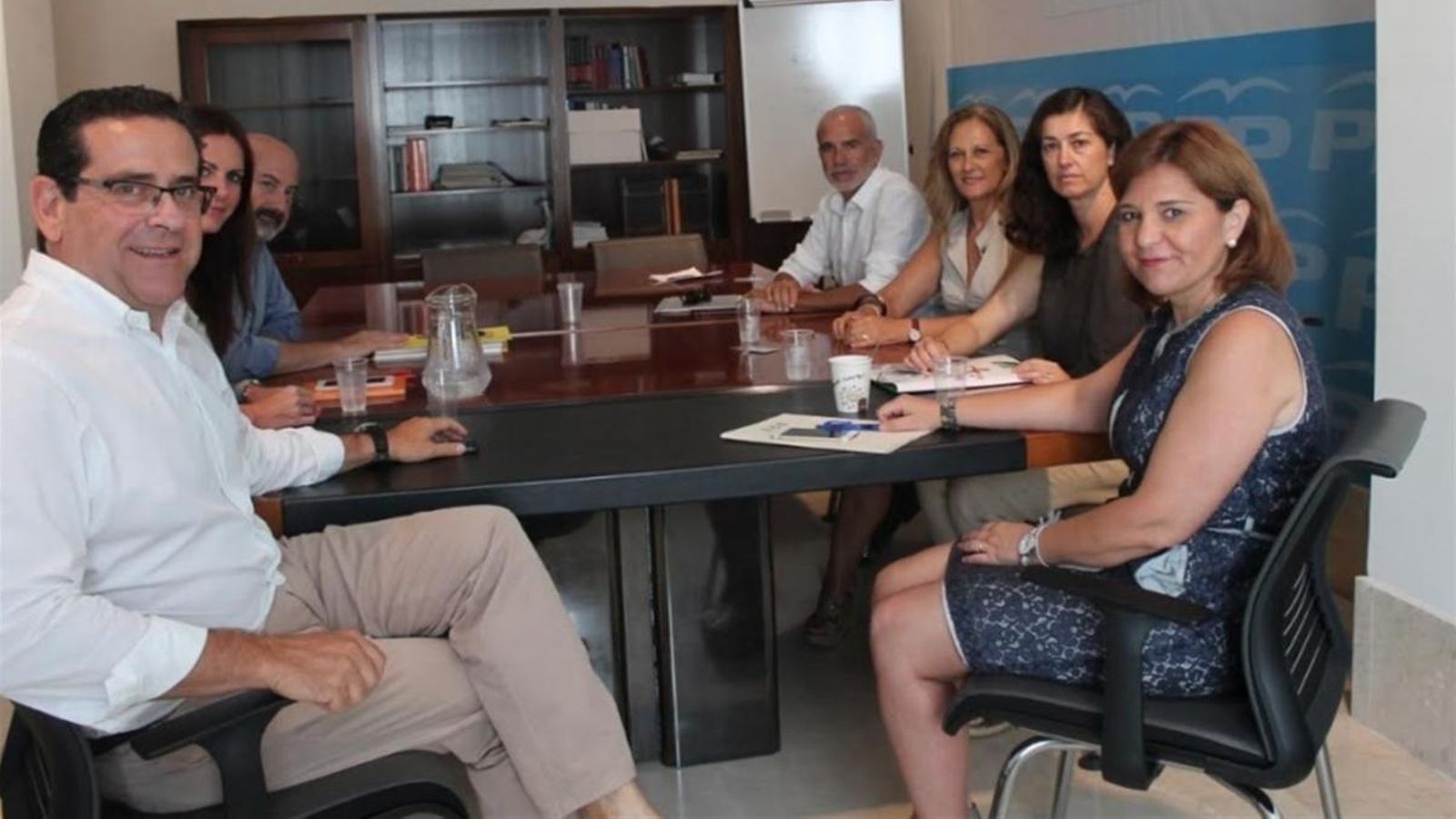 Membres del PPCV s'han reunit amb les entitats que van recórrer contra la norma del govern valencià que prioritza l'ús del valencià a l'administració