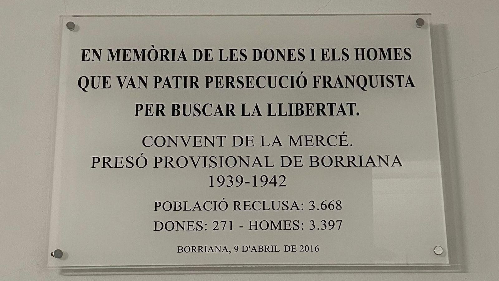 La placa retirada en Borriana (Plana Baixa) en honor a les víctimes del franquisme