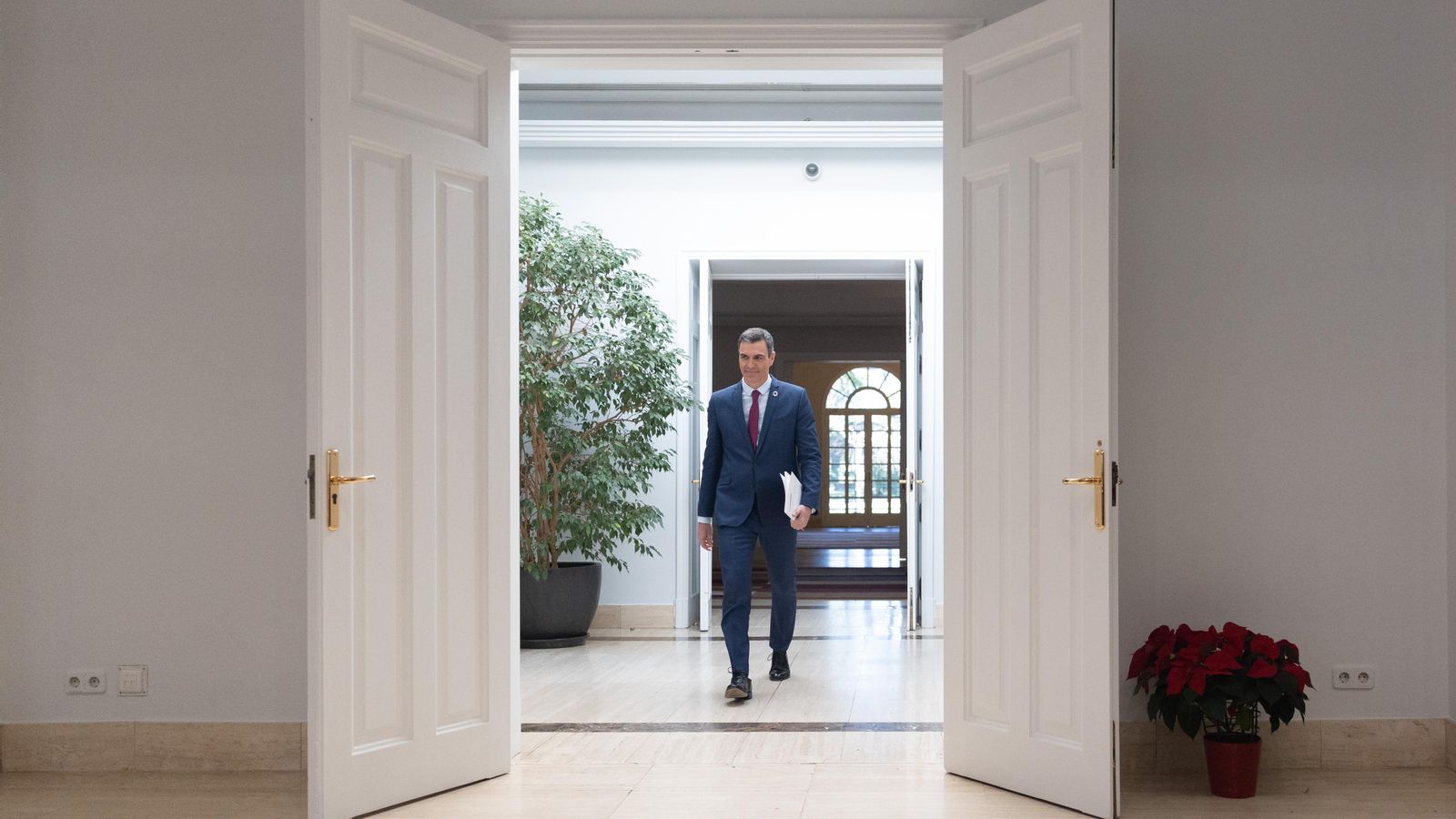 El president del govern Pedro Sánchez arriba a l'última roda de premsa del consell