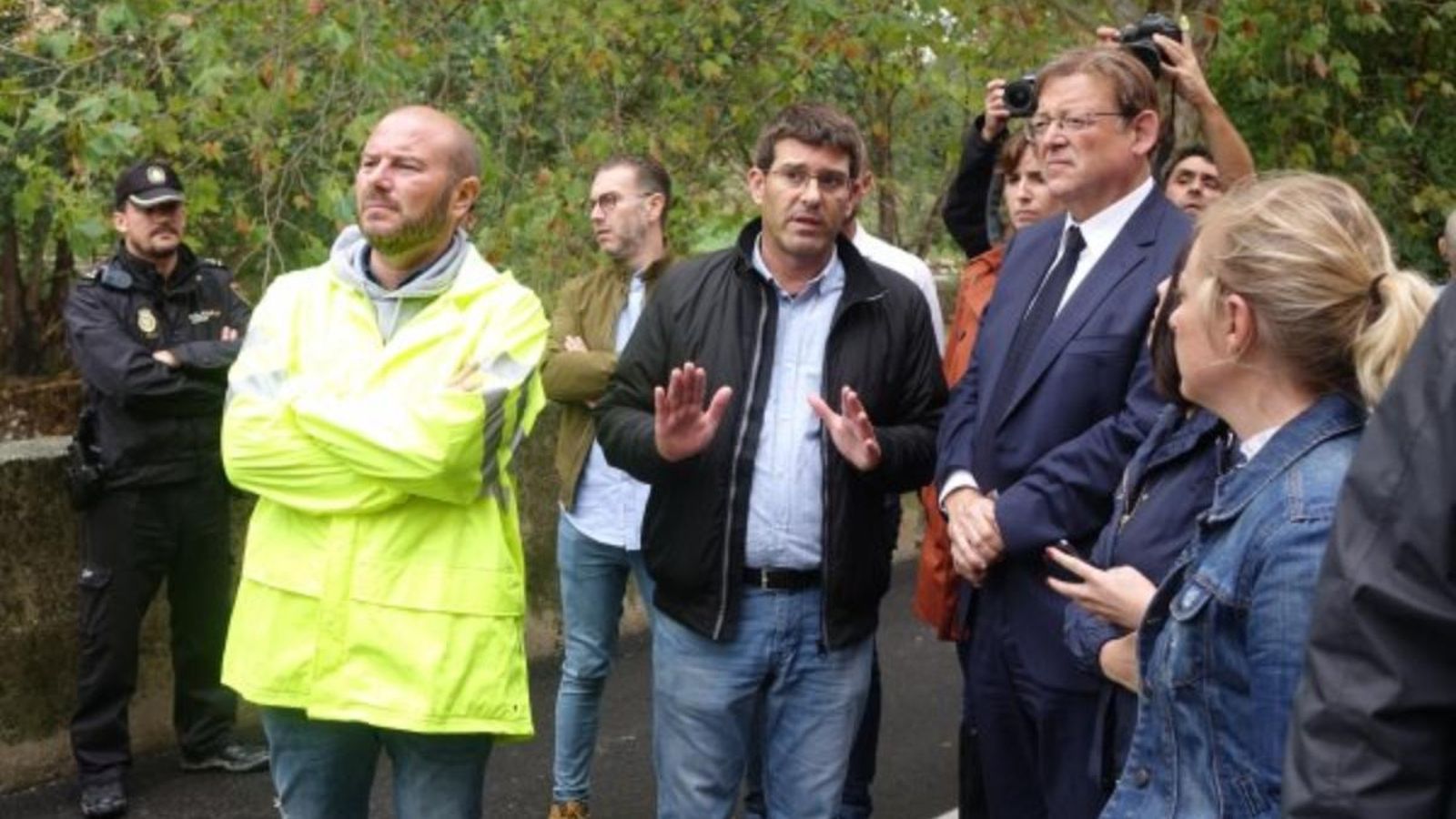 L'alcalde d'Ontinyent, Jorge Rodríguez, amb l'actual president de la Diputació de València, Toni Gaspar, i el president de la Generalitat, Ximo Puig, durant una visita a la ciutat amb motiu dels recents episodis de pluges