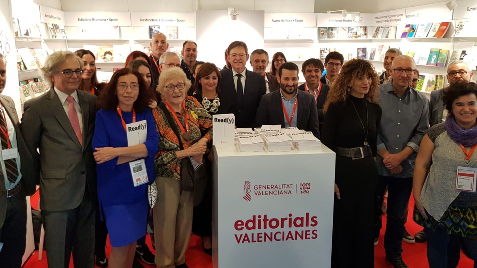 El conseller de Cultura, Vicent Marzà, i el president de la Generalitat, Ximo Puig, amb representants de les editorials valencianes