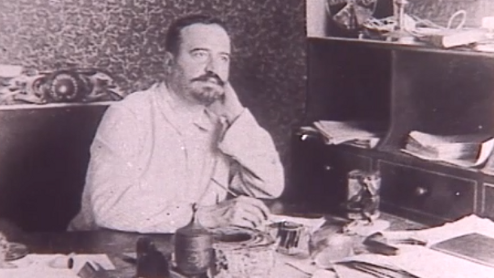 Blasco Ibáñez, l'escriptor, rodejat de fulls i escrits