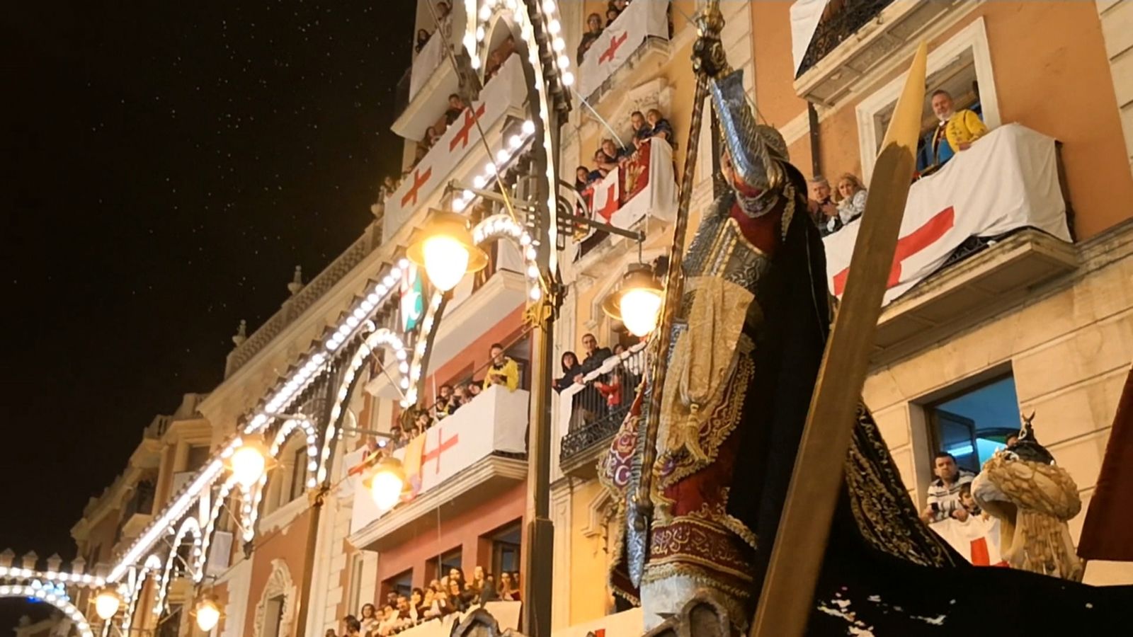 De 600 euros fins a vora 3.000 per a veure els Moros i Cristians d'Alcoi des d’un balcó