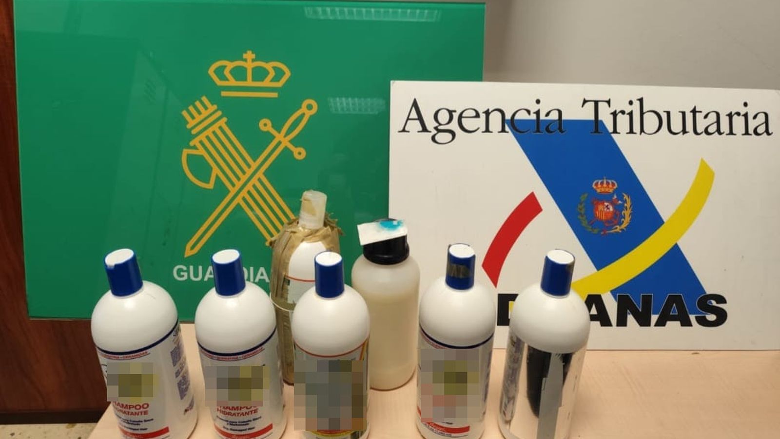 Pots de xampú que amagaven la droga en l'equipatge de l'acusat