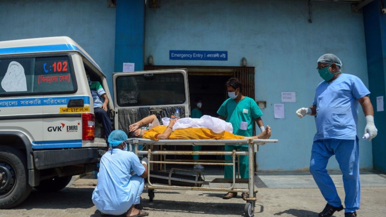 Un malalt de coronavirus és traslladat a l'hospital de Kolkata a l'Índia