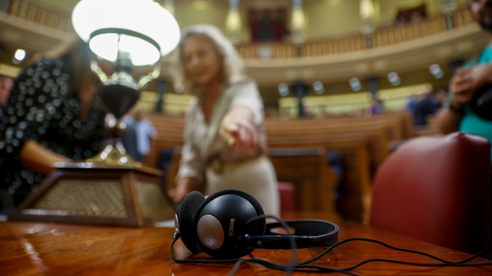 Un dels auriculars de la bancada parlamentària perquè els diputats puguen escoltar la traducció de les intervencions en les llengües oficials de l'Estat al Congrés