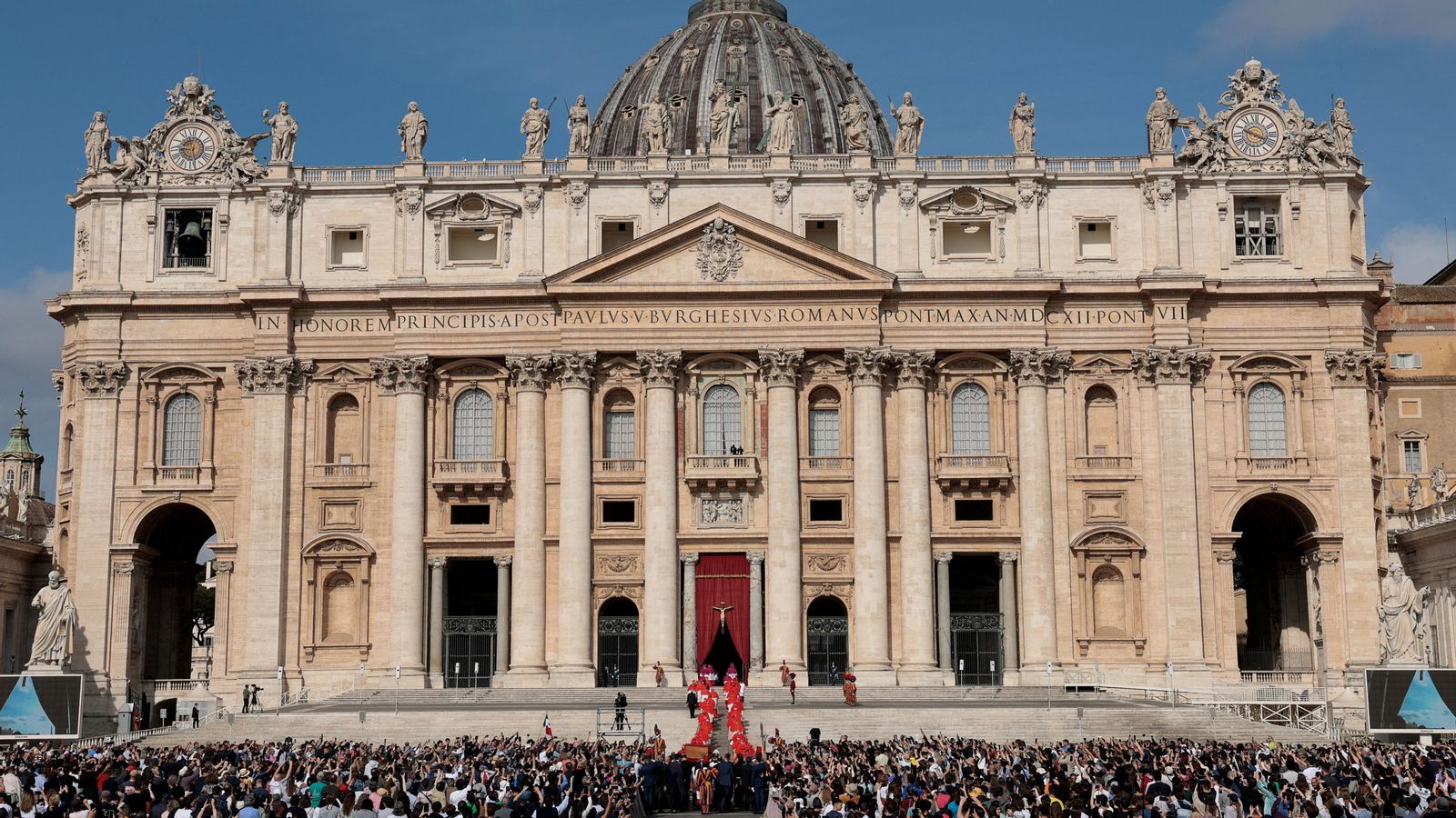 Milers de persones congregades a la basílica del Vaticà per a rebre el fèretre del papa, este dimecres