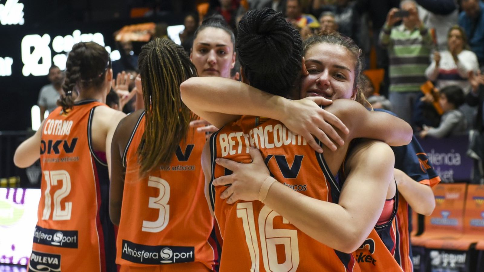 Les jugadores del València Basket celebren la victòria
