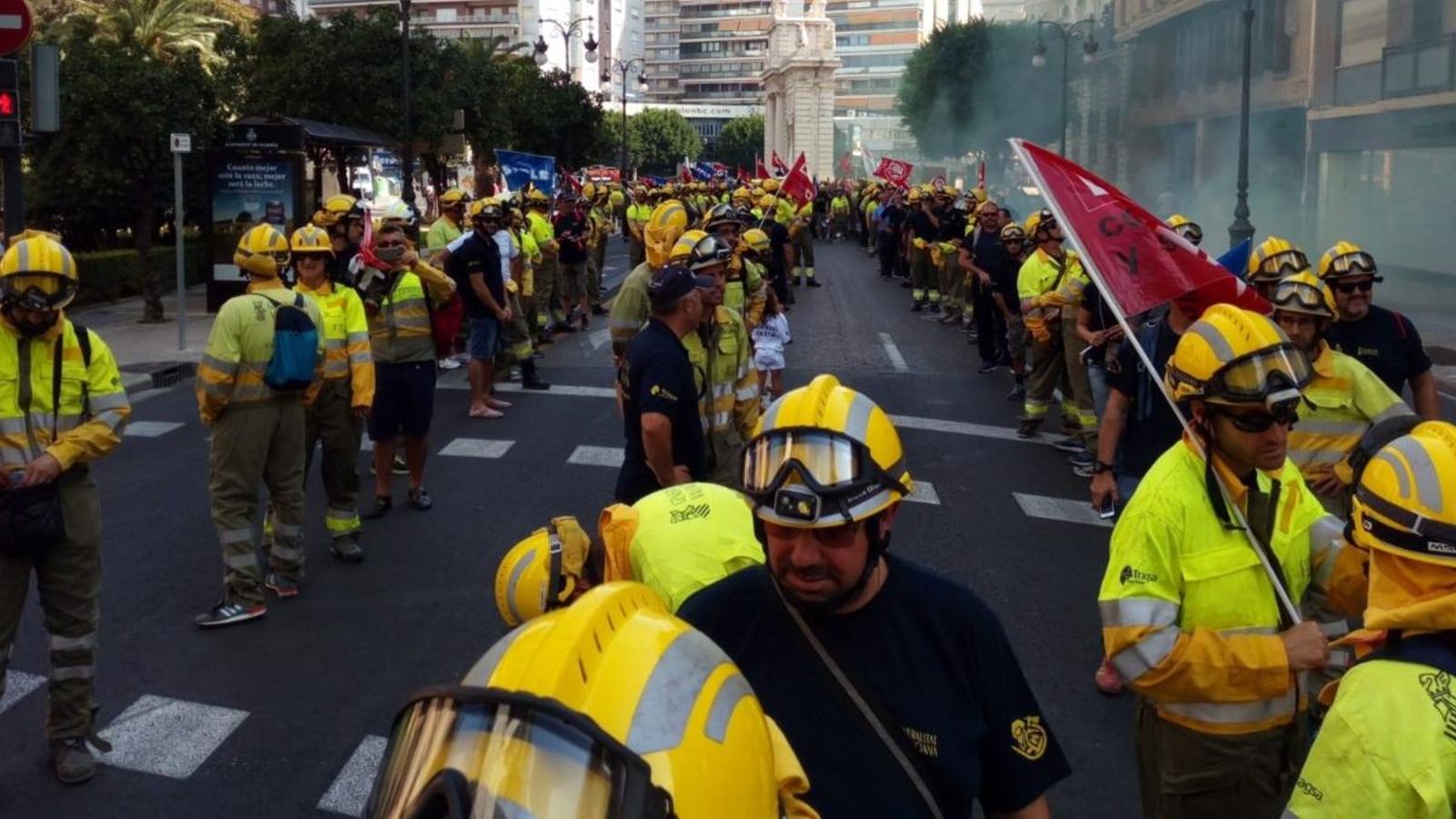 Els bombers, en una manifestació al centre de València
