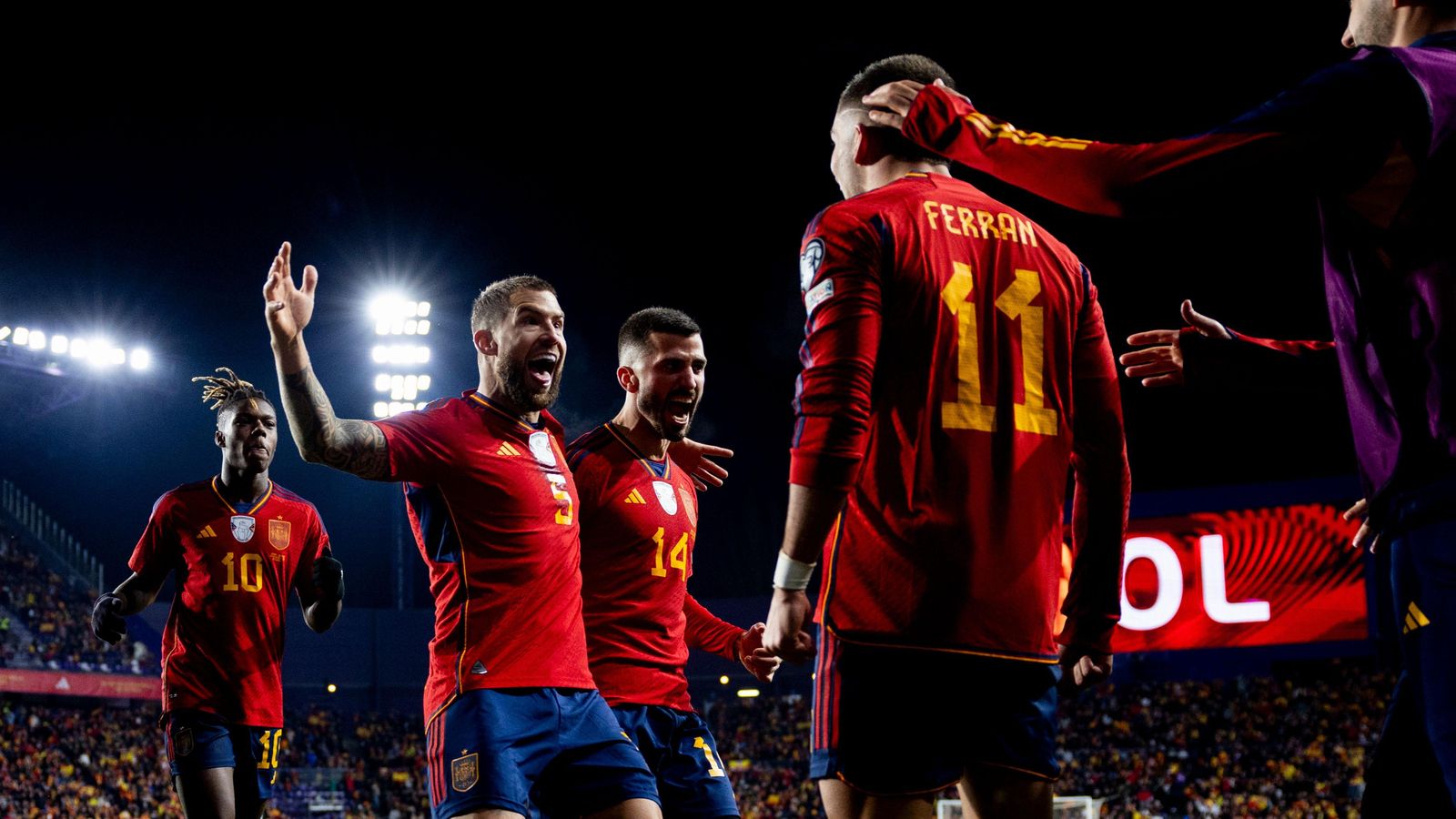 Els jugadors de la selecció celebren el gol de Ferrán Torres