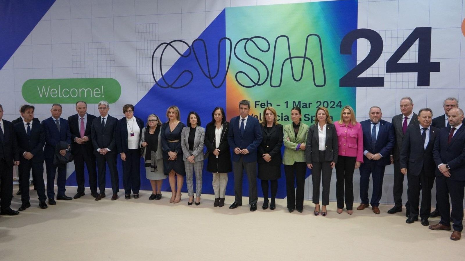 Empresaris i autoritats en la inauguració de Cevisama a Fira València