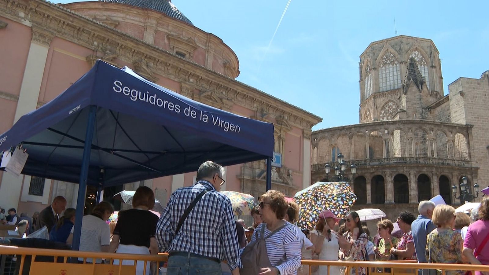 La cua per a accedir a la basílica, feta en zig-zag, ompli des de primera hora la plaça de la Mare de Déu