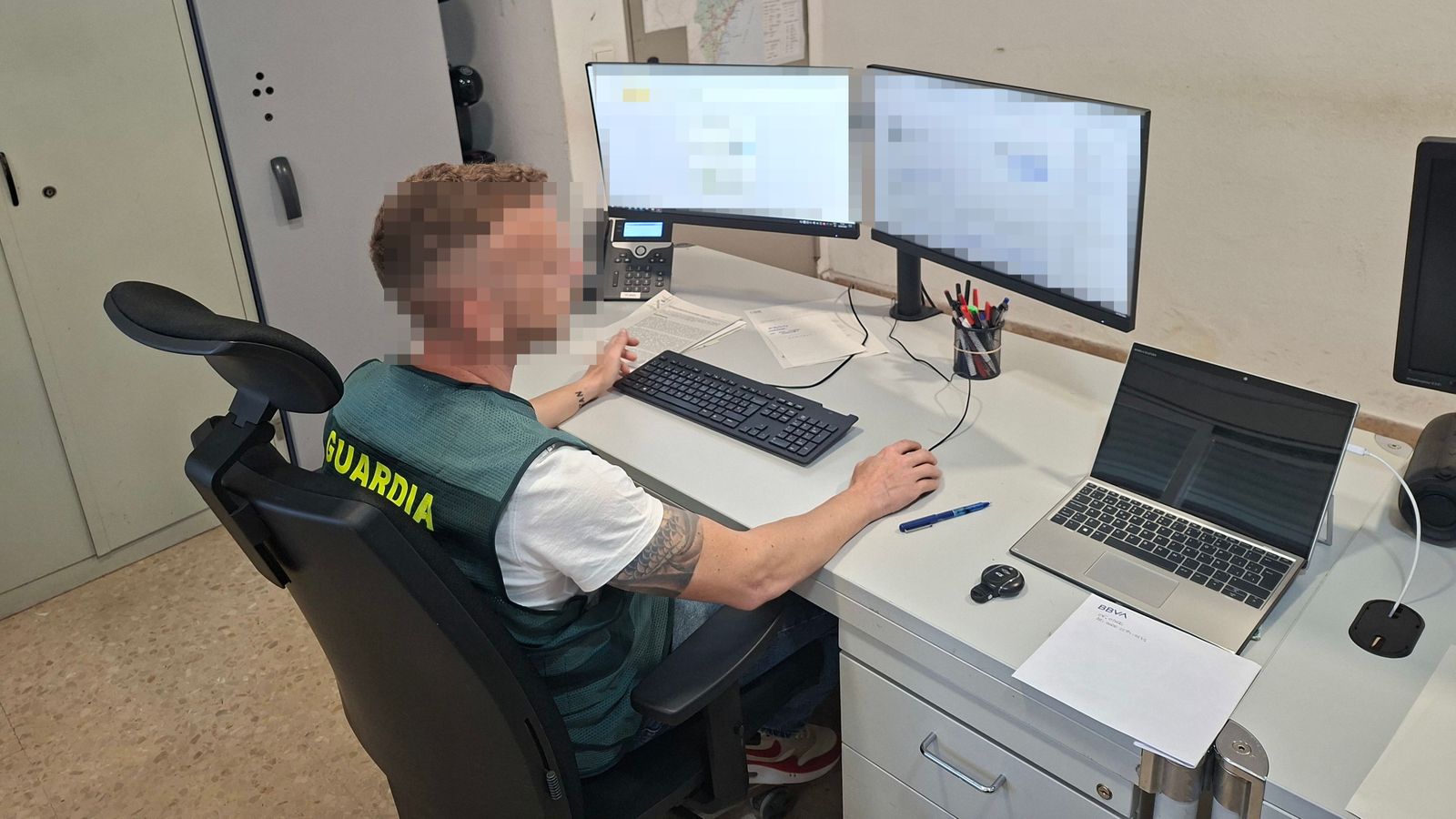 Un agent de la Guàrdia Civil durant les tasques d'identificació