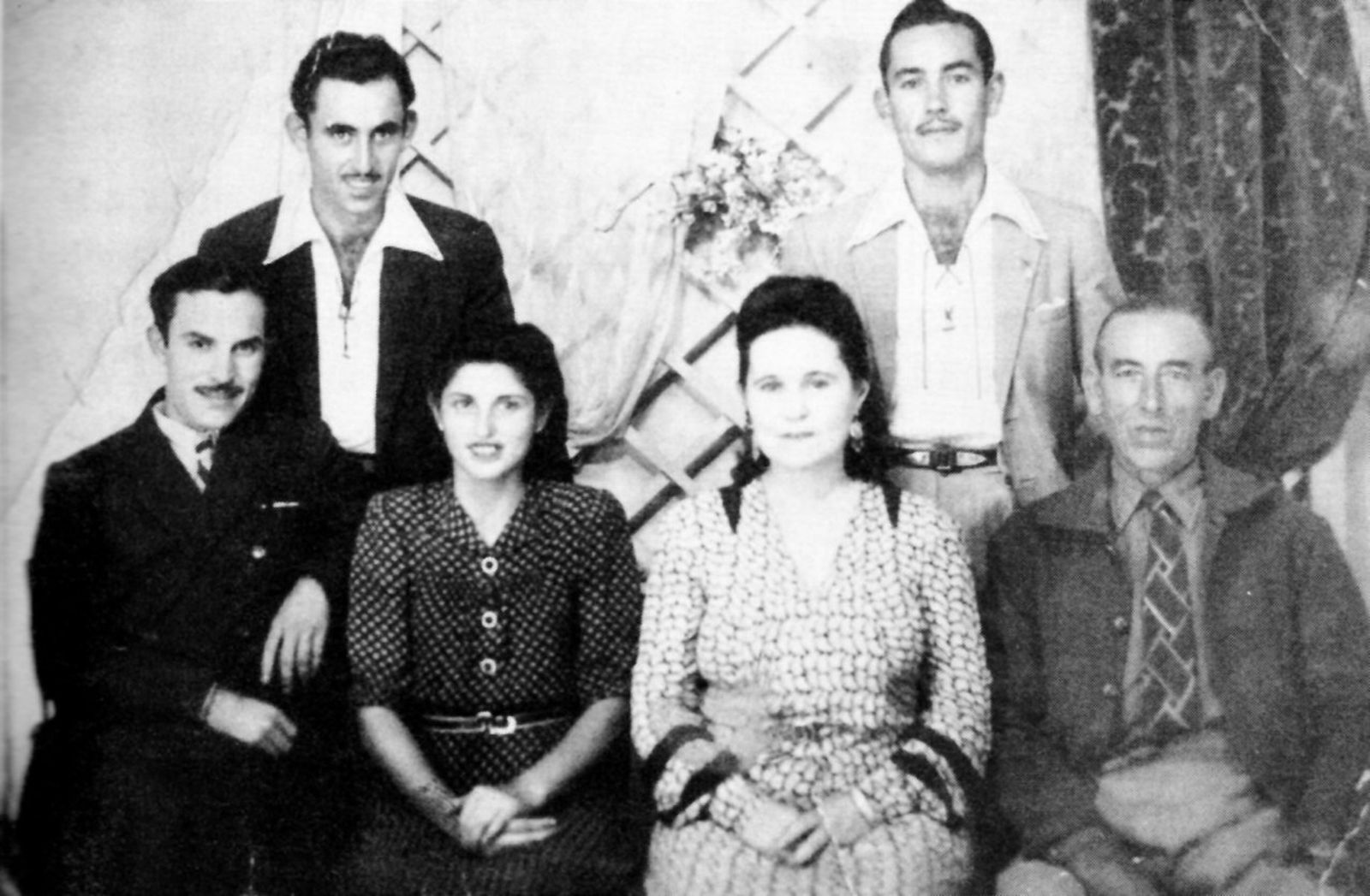 Baix a l’esquerra, Josep i la seua dona Carmen, els seus pares i germans.