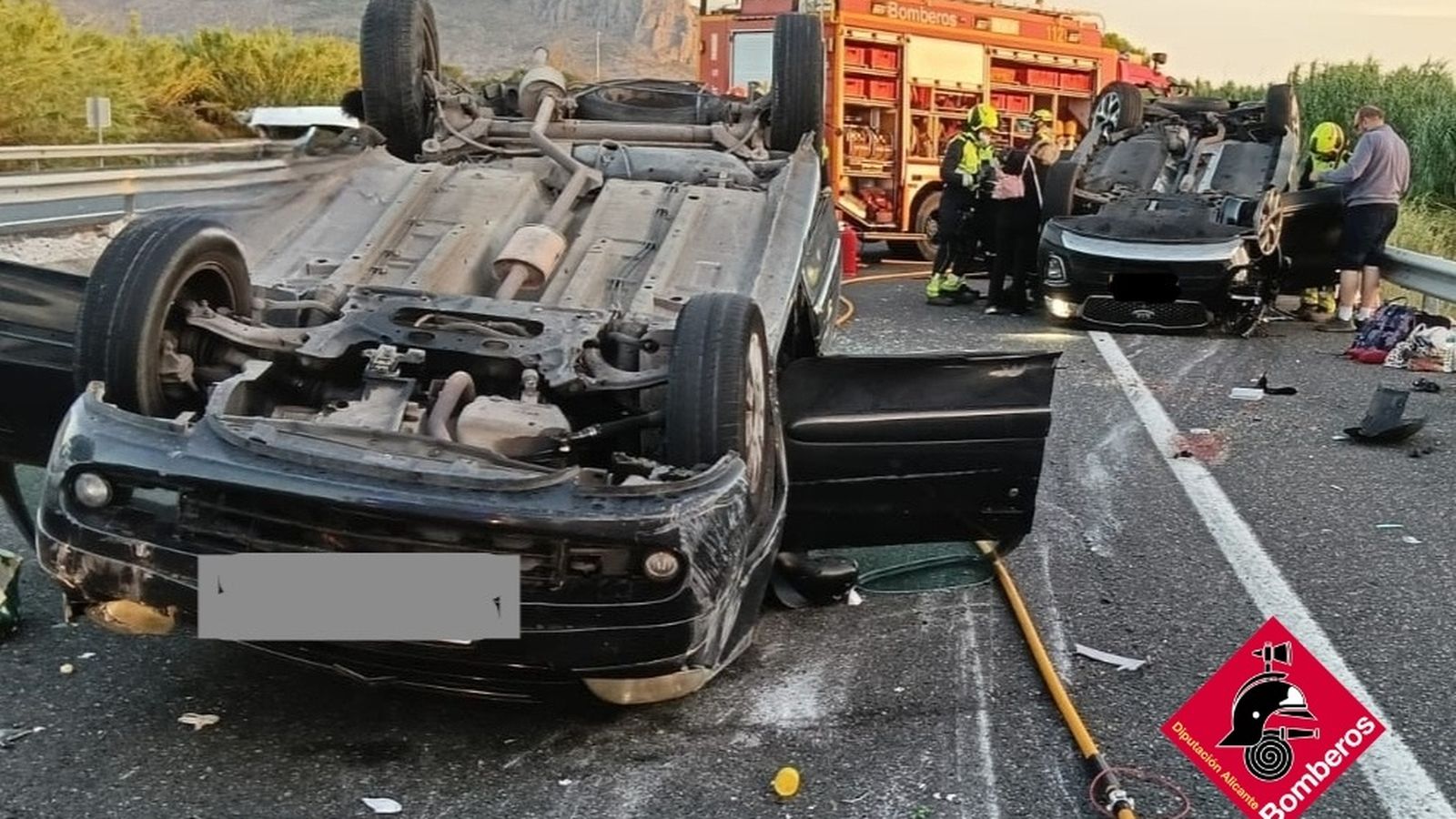 Estat en què han quedat els dos cotxes després de xocar-se, este dimarts