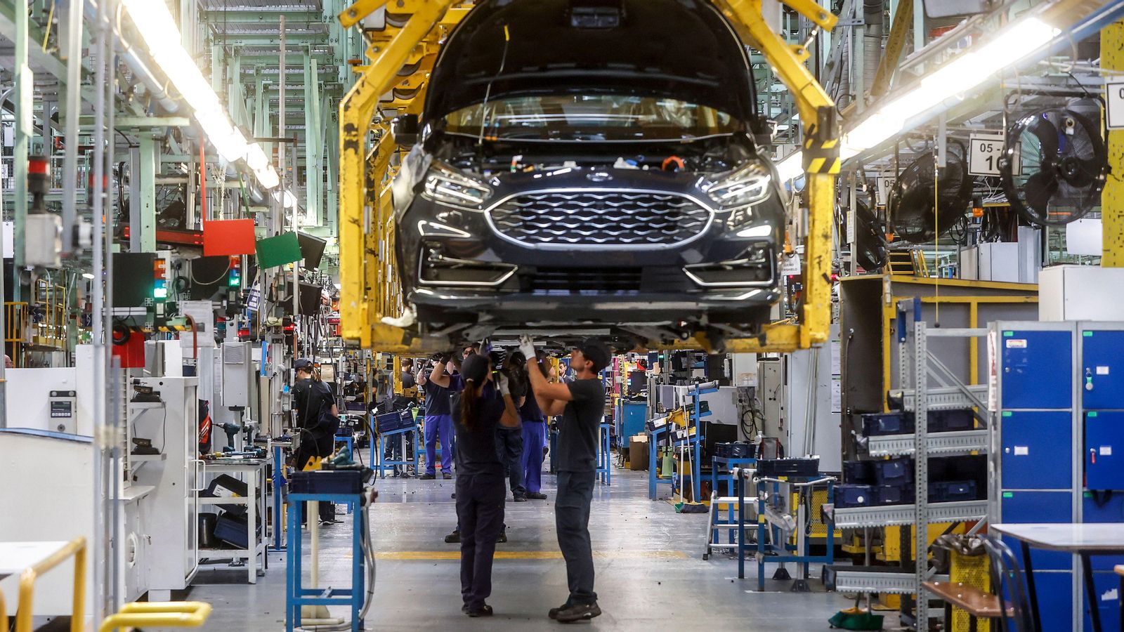 Imatge d’arxiu de dos treballadors amb un vehicle de la fàbrica de Ford a Almussafes Imatge d’arxiu de dos treballadors amb un vehicle de la fàbrica de Ford a Almussafes