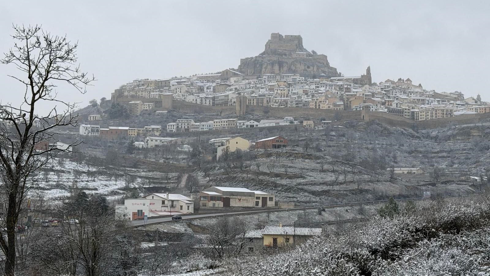 Panoràmica de Morella, enfarinada el dia de Nadal